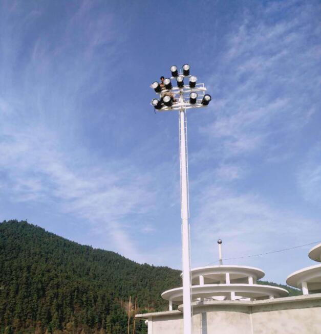 Care sunt înălțimile luminilor cu pol mare și câte wați de lumini LED sunt folosite pentru a se potrivi cu ele?